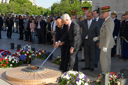 ceremonie-de-ravivage-de-la-flamme-par-les-presidents-claude-bartolone-et-mohamed-larbi-ould-khelifa (1)
