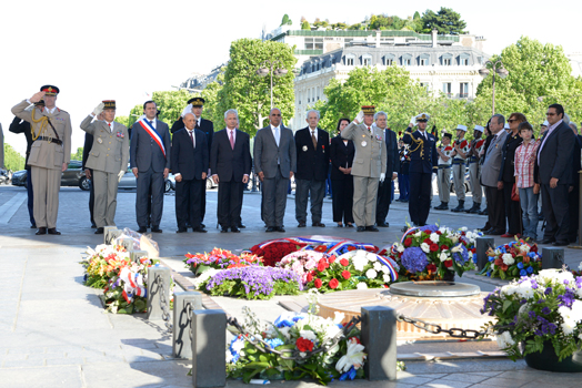 ceremonie-de-ravivage-de-la-flamme-par-les-presidents-claude-bartolone-et-mohamed-larbi-ould-khelifa (2)