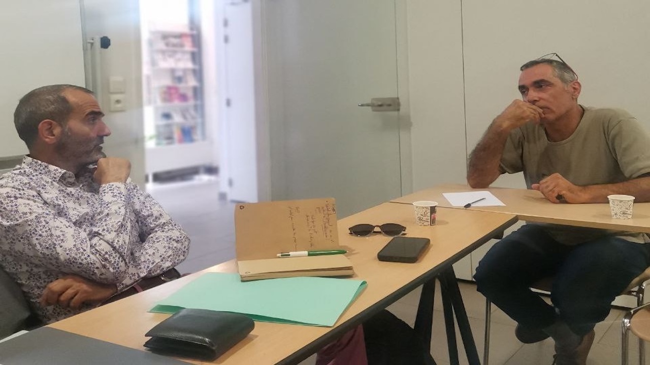 Photo de Pouria Amirshahi entrain de rencontrer l'ACORT au sein de leur locaux