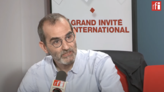 Capture d'écran de l'interview de Pouria Amirshahi dans les studios de RFI