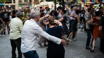 Photos du bal populaire avec des gens qui dansent