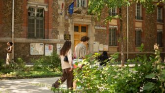 Devanture d'une école parisienne