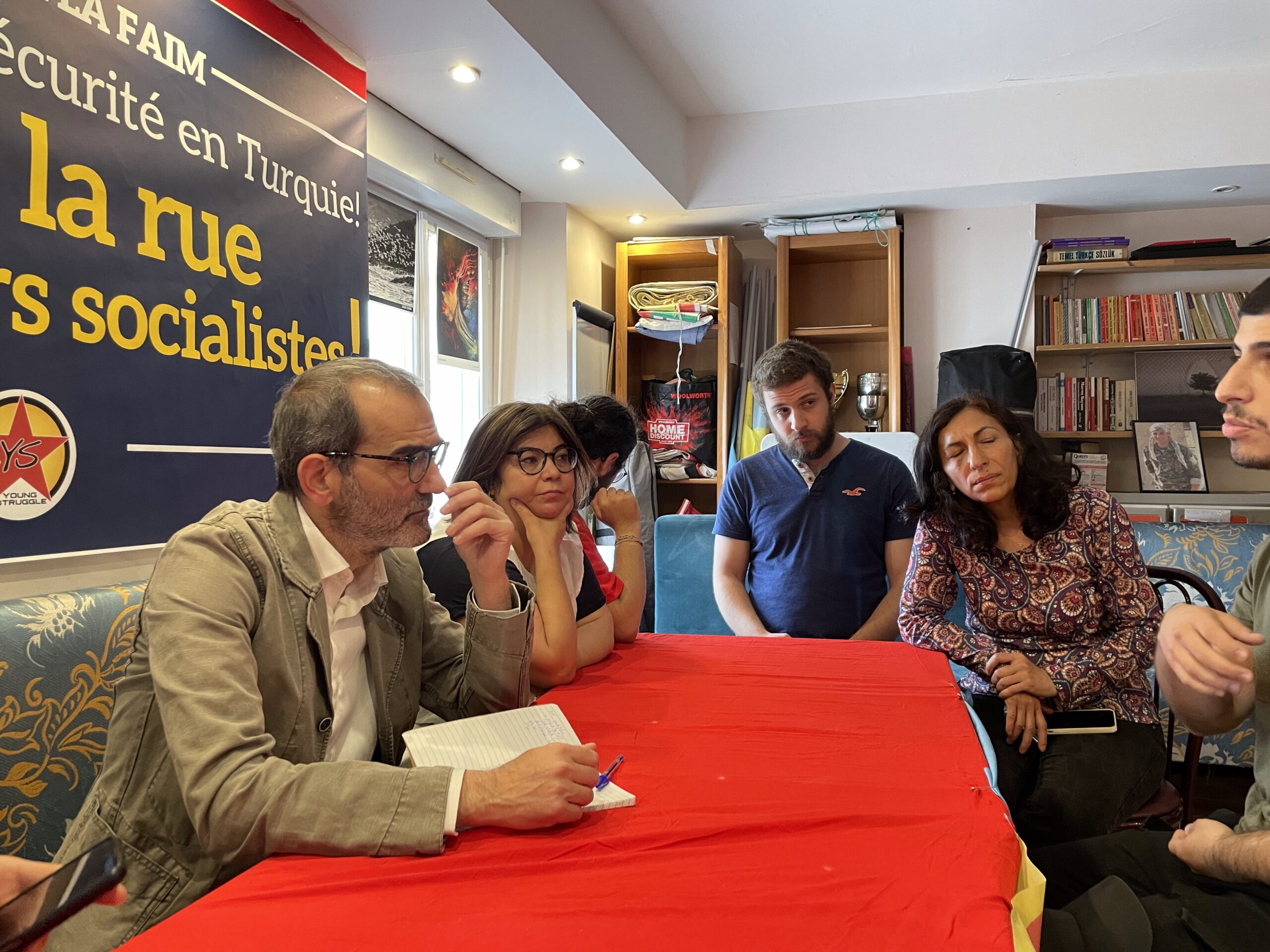 Rencontre entre P. Amirshahi et des militants kurdes en grève de la faim pour dénoncer les conditions d'incarcération en Turquie.
