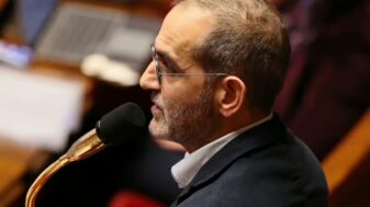Le député Pouria Amirshahi, lors d'une séance de questions au gouvernement à l'Assemblée nationale, le 27 janvier 2026. © Dimitar DILKOFF / AFP