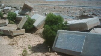 Dans plusieurs villes et villages, des cimetières baha'is ont été profanés ou détruits. Ces pierres tombales du cimetière baha'i près de Najafabad ont été laissées entassées lorsque tout le site funéraire a été rasé au bulldozer. (Human Rights Watch)